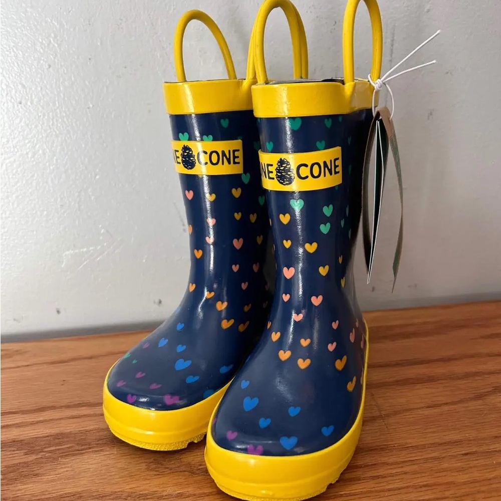 Lone cone scattered rainbow heart boots. Size 7